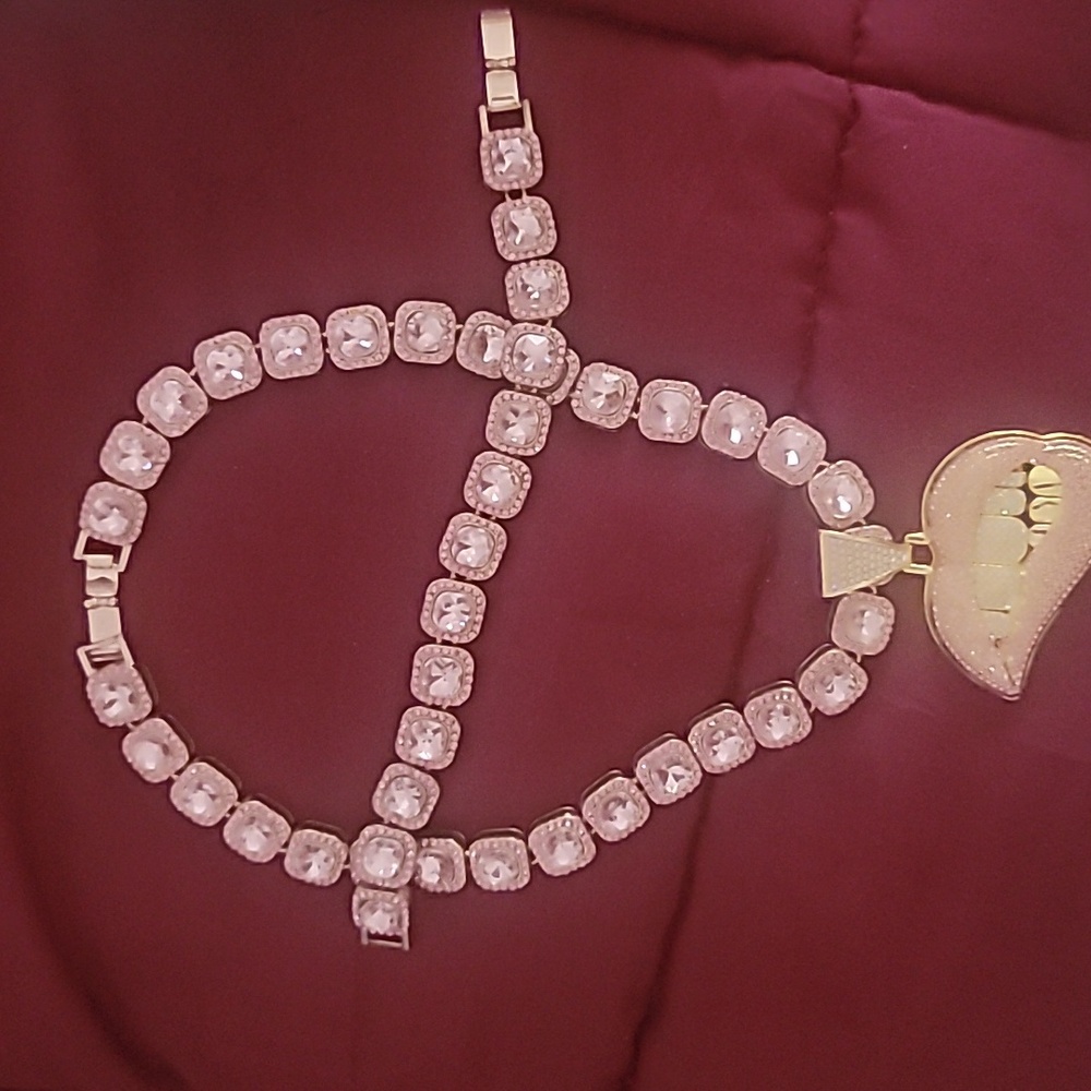 Lip Necklace